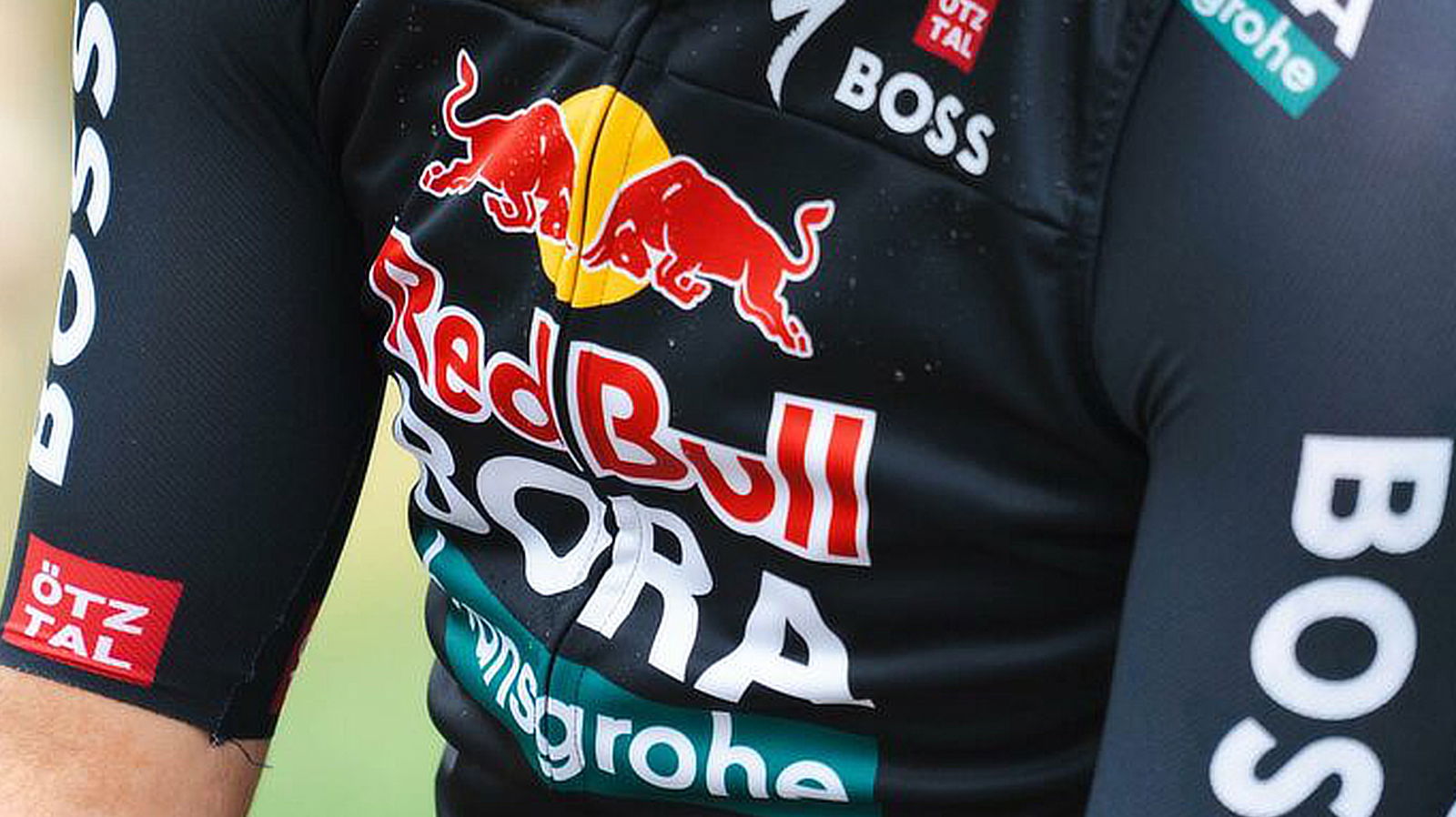 Immagine di Partecipa a questo concorso, e scopri come vincere la maglia ufficiale del team F1 di Red Bull!