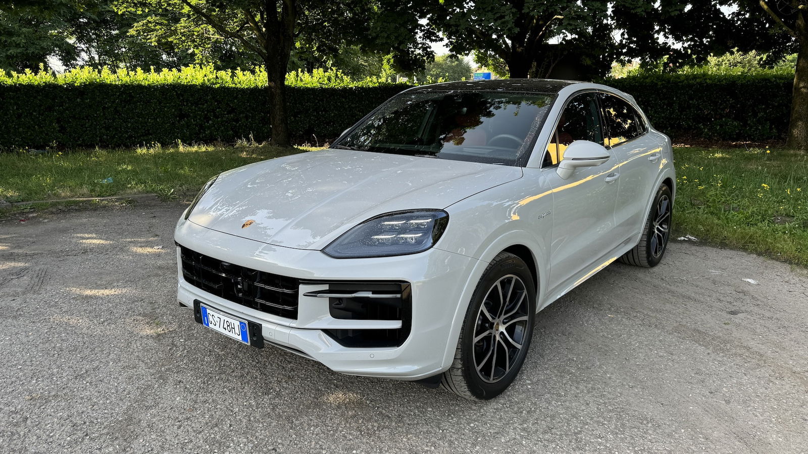 Immagine di Porsche Cayenne S E-Hybrid Coupé 2024, come cambia e come va | Test & Recensione