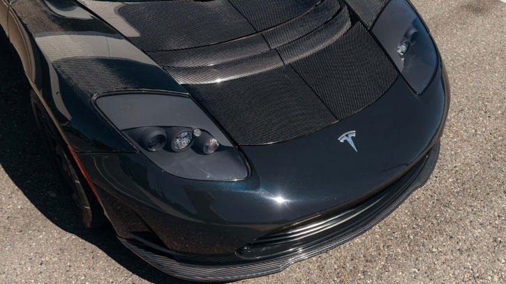 Immagine di All'asta una Tesla Roadster rarissima e in carbonio: si parte da 80mila dollari