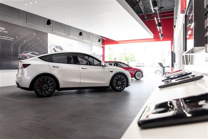 Immagine di Tesla continua a cambiare i prezzi dei suoi modelli, come mai?