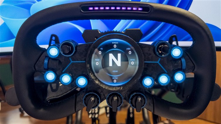 Immagine di Moza Vision GS, il volante con schermo programmabile integrato | Test & Recensione