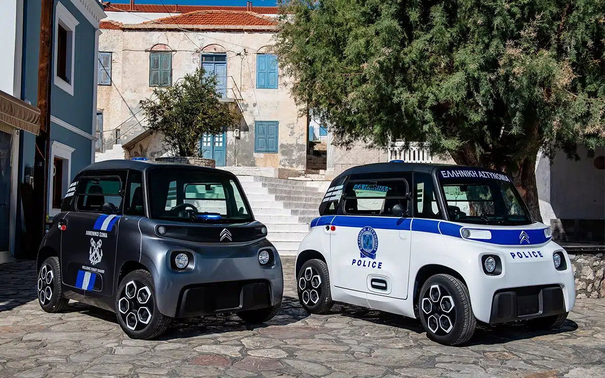 Immagine di La polizia greca ha le auto più piccole e lente al mondo, ma c'è una valida ragione