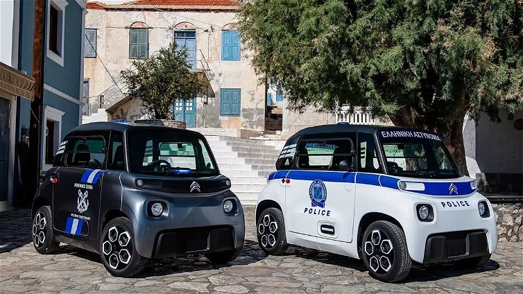 Immagine di La polizia greca ha le auto più piccole e lente al mondo, ma c'è una valida ragione