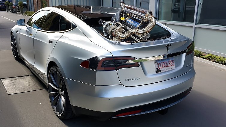 Immagine di Installa il motore diesel sulla Tesla per aumentare l'autonomia, 5600 km senza soste