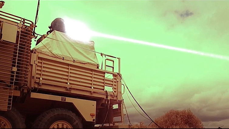 Immagine di Questo camion corazzato che spara laser contro i droni, sembra uscito da Star Wars