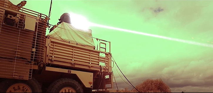 Immagine di Questo camion corazzato che spara laser contro i droni, sembra uscito da Star Wars