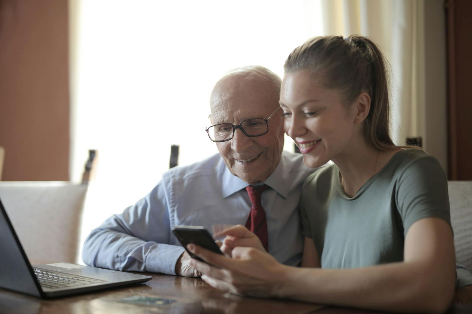 Immagine di Cresce il mercato degli smartphone per anziani