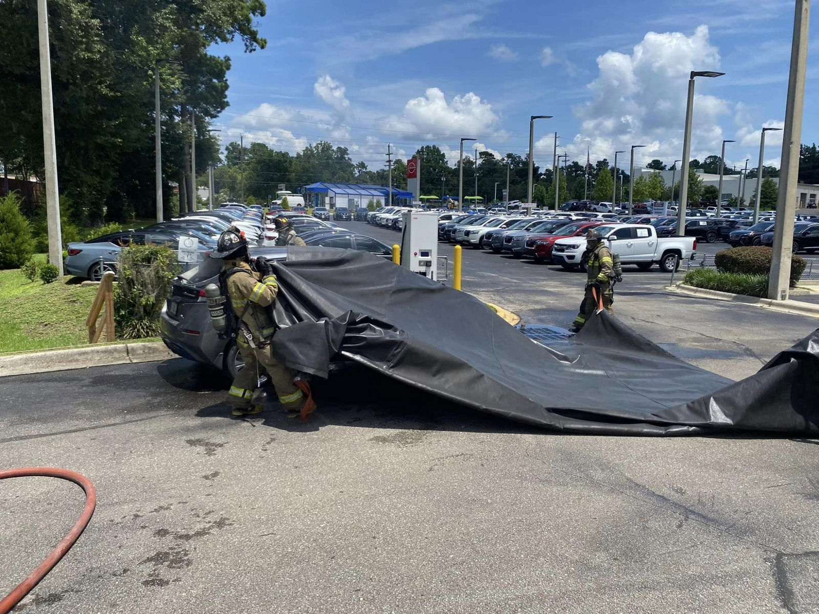 Immagine di Questa coperta gigante doma le auto elettriche in fiamme