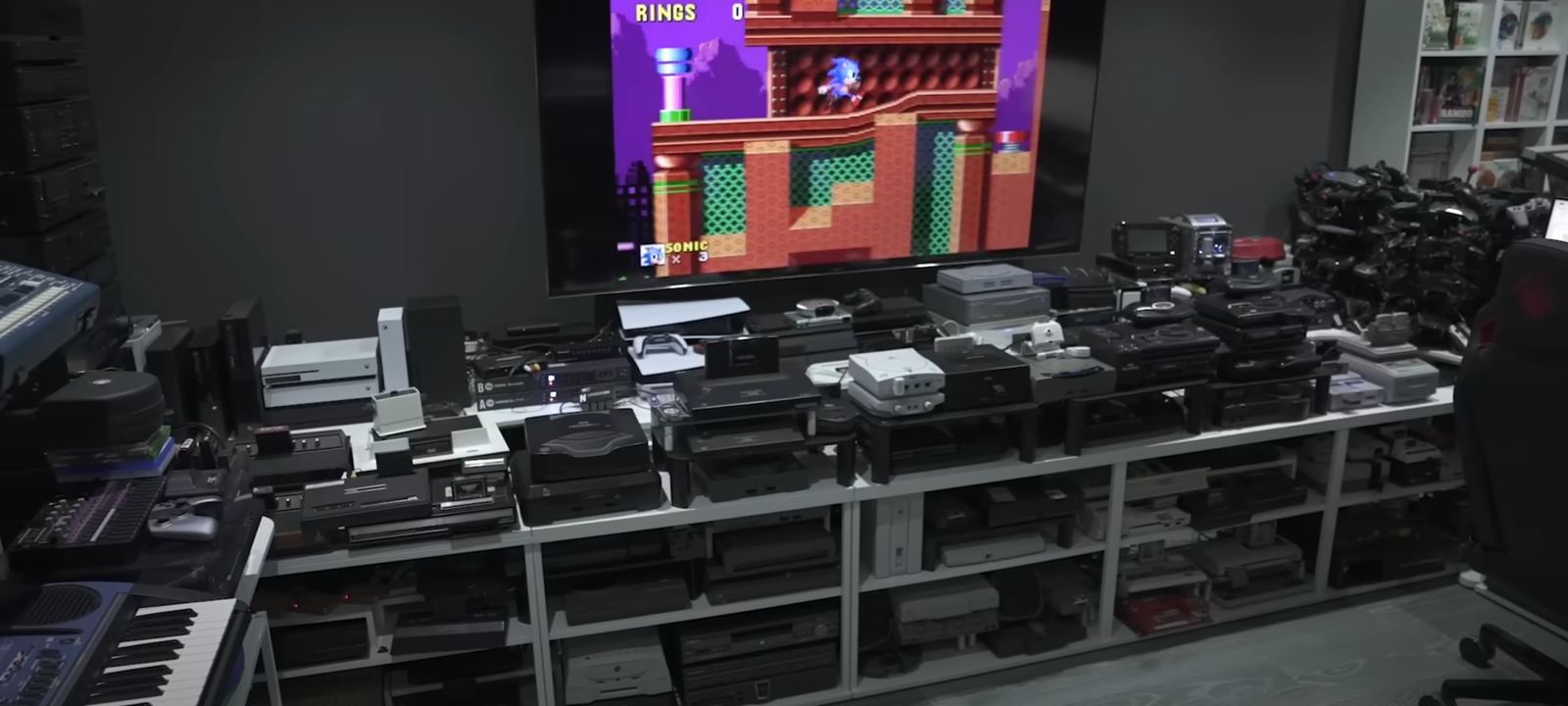 Immagine di Quante console si possono collegare a un televisore? Un collezionista ha ottenuto il record mondiale