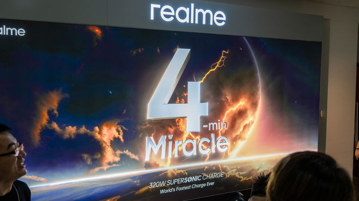 Immagine di realme mostra le tecnologie degli smartphone del futuro, ricarica in 4 minuti a 320W e non solo