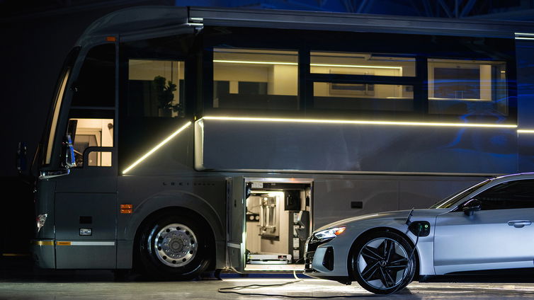 Immagine di Questo camper da oltre 2 milioni di euro può caricare anche un'auto elettrica