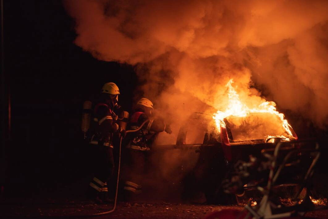 Immagine di Auto elettrica va in fiamme dopo aver urtato un idrante, succede in America