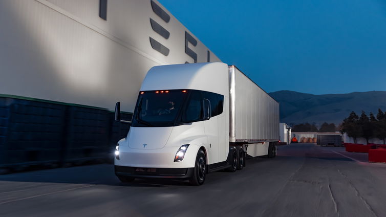Immagine di Tesla: produzione dei camion Semi al via entro fine 2025