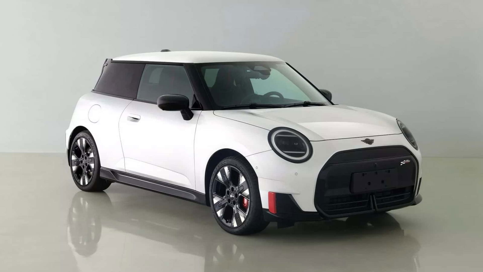 Immagine di Mini Cooper JCW E: ecco il bolide elettrico da 255 CV