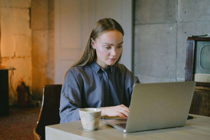 Immagine di Lavoro ibrido: per datori e dipendenti italiani bastano tre giorni in ufficio per essere felici