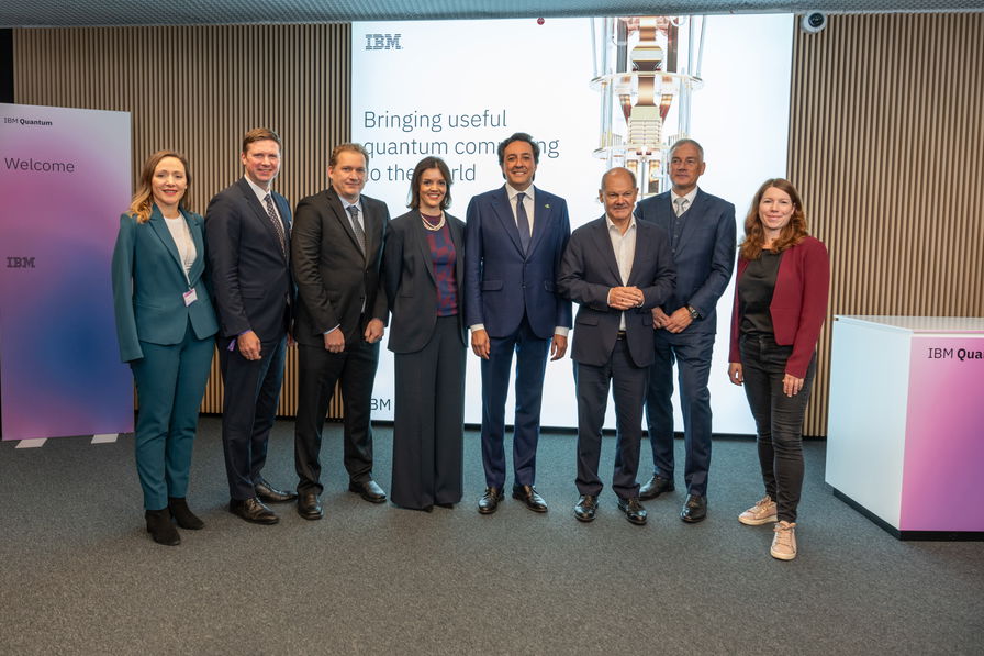 Da sx a dx: Jasmina Hostert, membro del Bundestag for the constituency of Böblingen; Dr. Florian Toncar, sottosegretario di Stato del Parlamento – Ministero delle Finanze; Dr. Jay Gambetta, vicepresidente di IBM Quantum; Ana Paula De Jesus Assis, Direttore Generale e Presidente di IBM Europa, Medio Oriente e Africa; Darío Gil, vicepresidente senior e direttore della ricerca IBM; Olaf Scholz, Cancelliere della Repubblica Federale di Germania; Wolfgang Wendt, General Manager di IBM DACH; Dr. Anna Christmann, Coordinatrice del governo federale per la digital economy e start-up, Ministero Federale Economico.