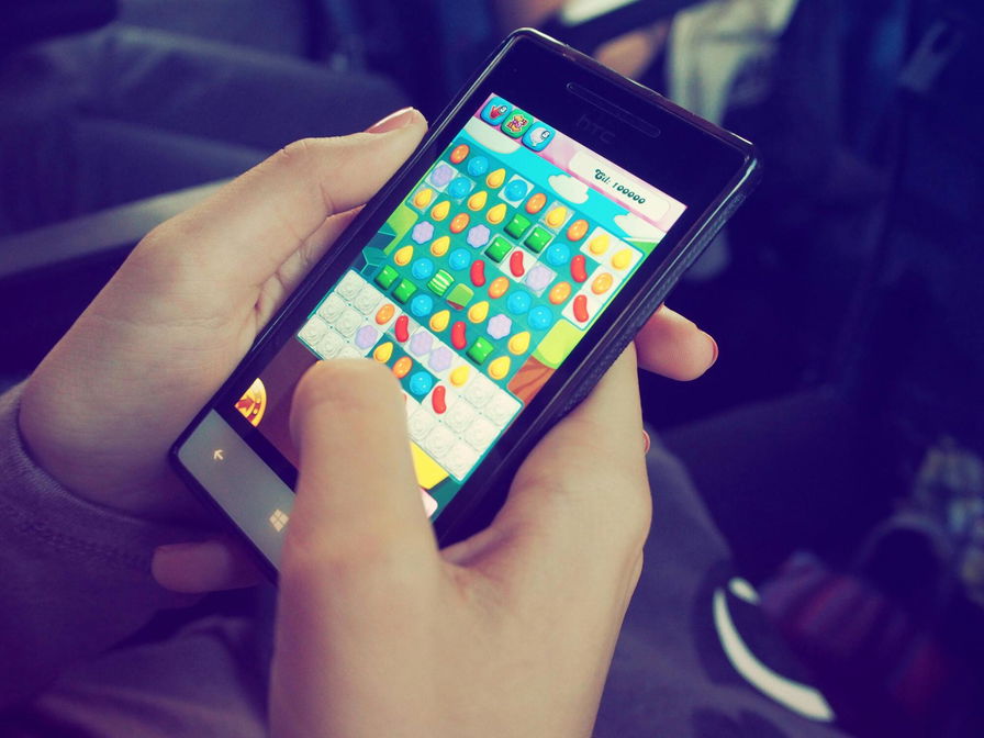 Persona Che Gioca Candy Crush Sullo Smartphone Nokia - Image