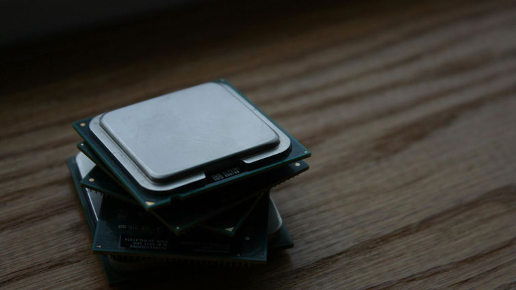 Immagine di Le CPU cinesi migliorano, ma sono ancora lontane da AMD e Intel