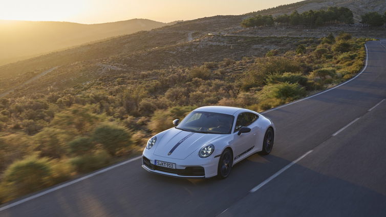 Immagine di Come far felici gli appassionati: ecco la nuova Porsche 911 Carrera T