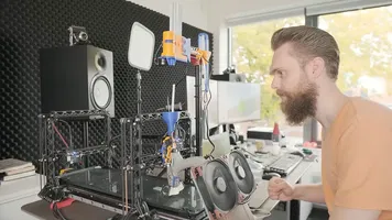 Un maker ha creato una stampante 3D che funziona con la colla a caldo