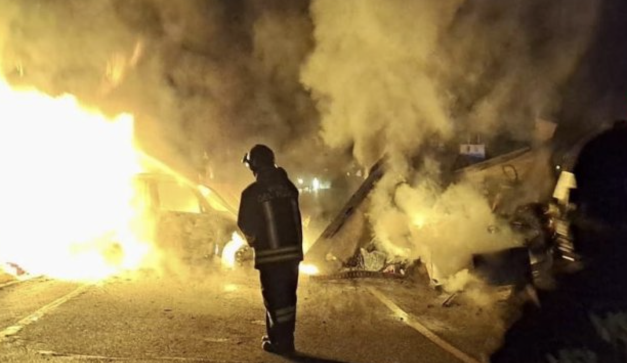 Immagine di Assalto milionario al magazzino DHL di Piacenza: smartphone rubati e auto incendiate.