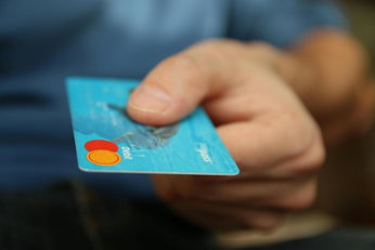 Persona In Possesso Di Carta Di Debito Persona In Possesso Di Carta Di Debito - Image