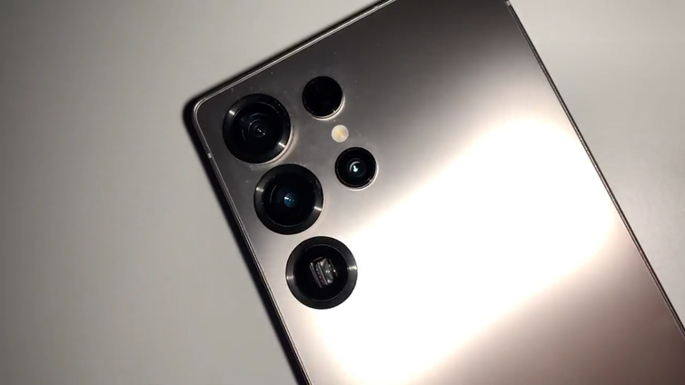 Immagine di Galaxy S25 Ultra si mostra in un primo video, vi piace?