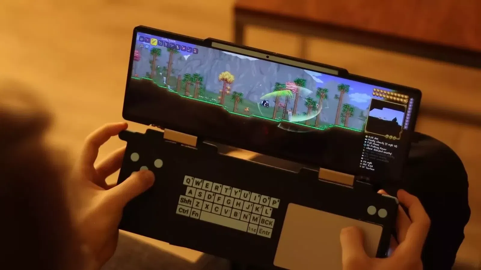 Immagine di Un Gamer ha creato un PC handheld ultrawide usando parti rotte di vecchi laptop