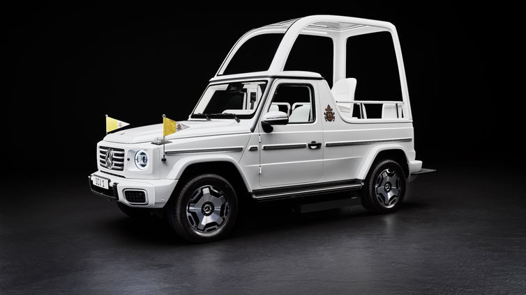 Immagine di Il Papa viaggia su Mercedes Classe G elettrica