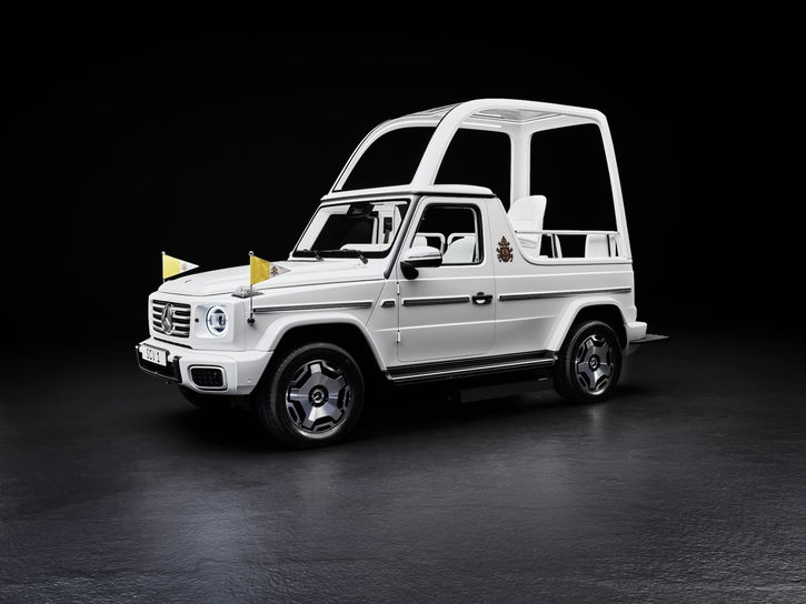 Immagine di Il Papa viaggia su Mercedes Classe G elettrica