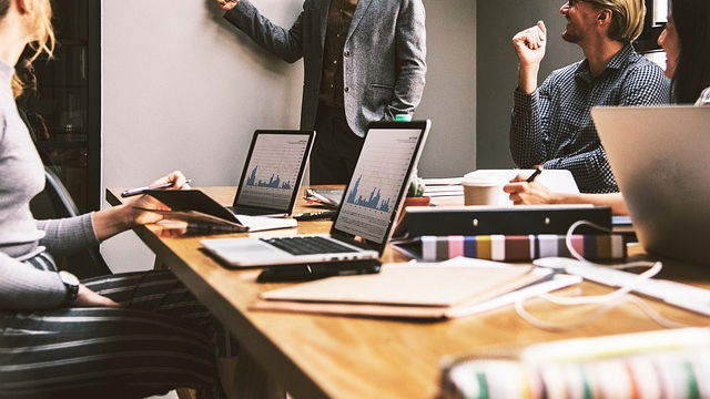 Immagine di Superare gli ostacoli sul lavoro: tre strategie di leadership trasformativa