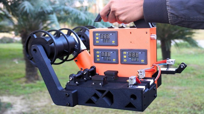 Questa macchina trasforma le bottiglie di plastica in filamento per la stampante 3D, geniale!