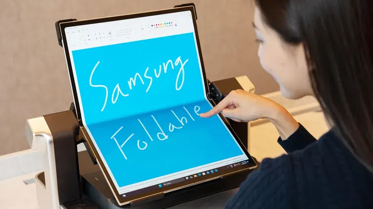 Immagine di Samsung svela un display OLED pieghevole da 18.1"