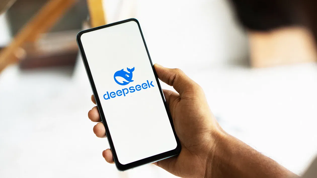 Immagine di Deepseek in azienda conviene? Costa poco, ma i dati vanno diretti in Cina