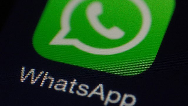 Immagine di Whatsapp con IA integrata, c’è da preoccuparsi legalmente?