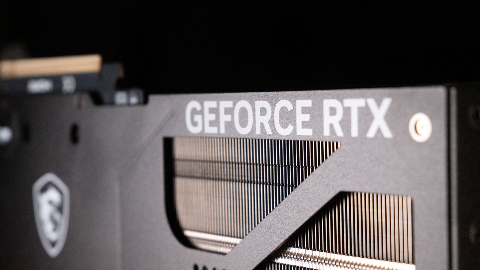 Immagine di Problemi per RTX 5070 e 5060: potrebbe andare peggio di così?