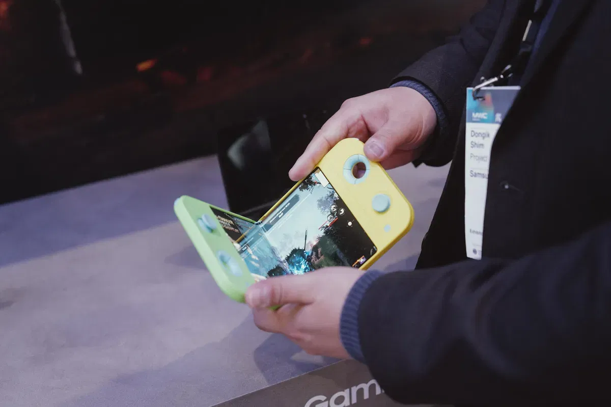 Immagine di Samsung Display mostra una console portatile rivoluzionaria al MWC 2025