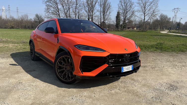 Immagine di Lamborghini Urus SE: il controllo degli elementi