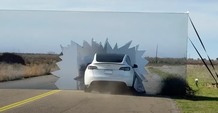 Immagine di Tesla con Autopilot si schianta, muro alla "Willy il coyote" inganna le telecamere