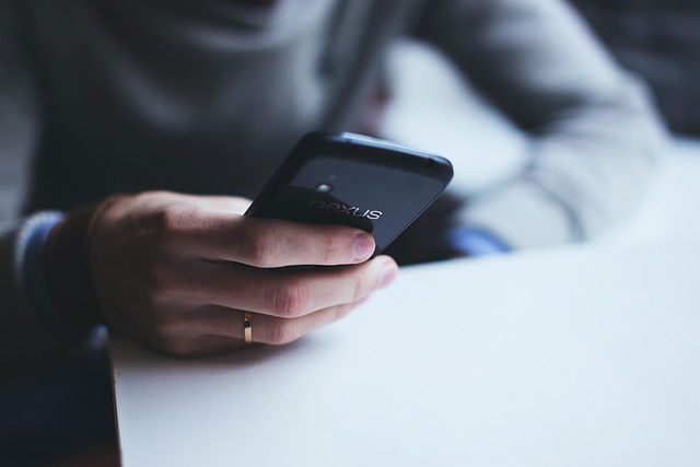 Perché cambiamo smartphone anche se funziona?