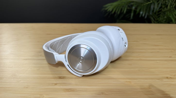 Immagine di SteelSeries Arctis Nova Pro Wireless: cuffie top per chi usa più piattaforme da gioco | Test & Recensione