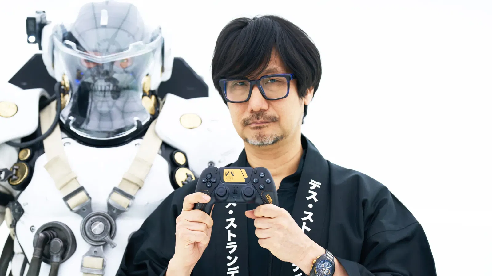 Immagine di Arriva il DualSense di Death Stranding 2 firmato da Kojima ed è spettacolare