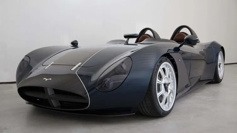 Immagine di Mignatta Rina: italiana con V8 aspirato e cambio manuale