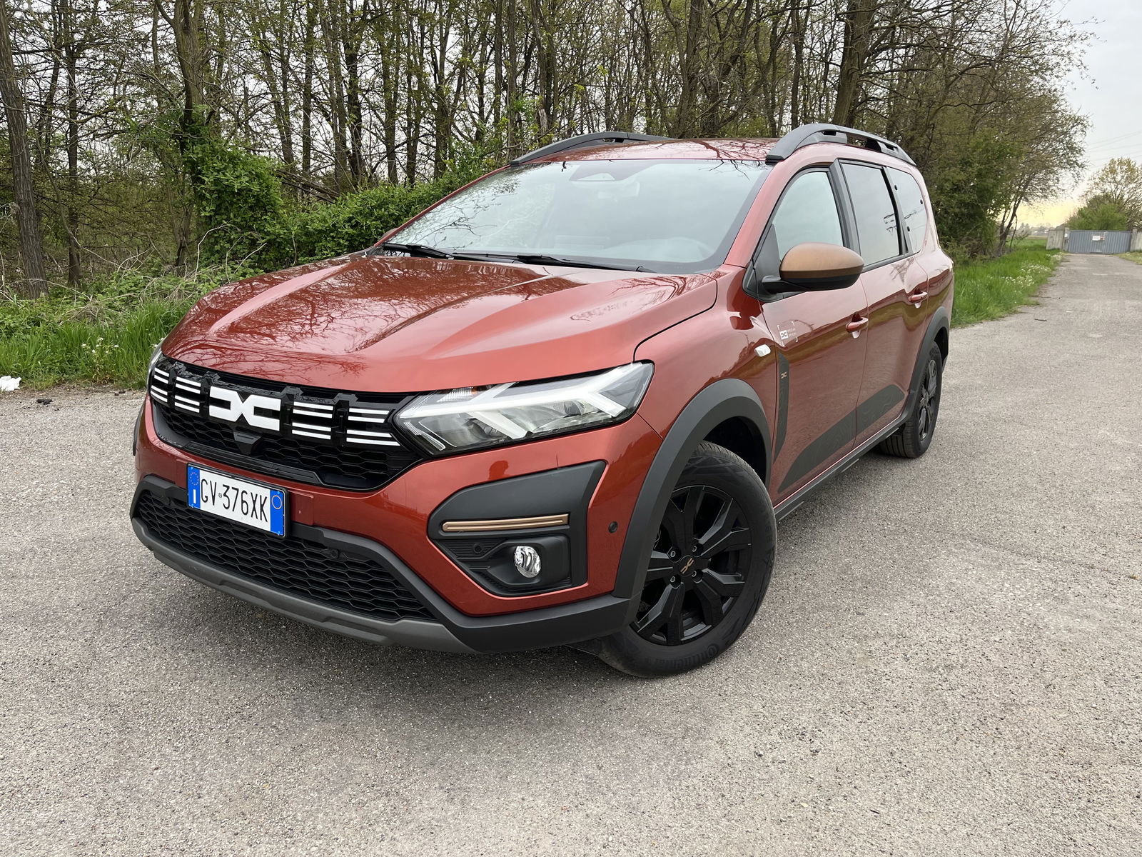 Immagine di Dacia Jogger hybrid 2025, cosa mi piace e cosa no | La mia prova