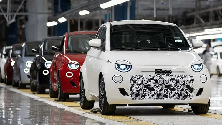 Immagine di Nuova Fiat 500 ibrida: le prime immagini da Mirafiori