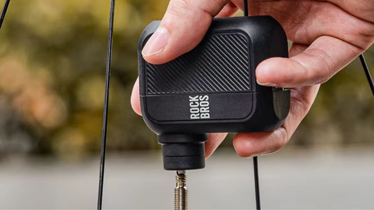 Immagine di Mai più a piedi: mini pompa elettrica per bici a soli 42€!