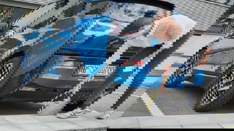 Immagine di Il futuro sotto i piedi: marciapiedi che ricaricano auto