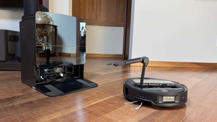 Immagine di Roborock Saros Z70: il robot aspirapolvere con braccio meccanico | Recensione