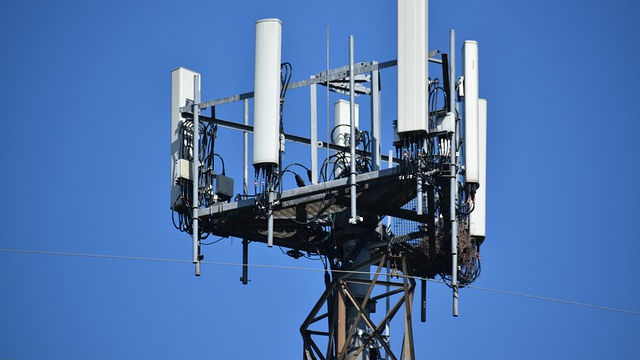 Immagine di Antenne 5G bloccate per "pericolo alla salute", Wind Tre chiede il risarcimento