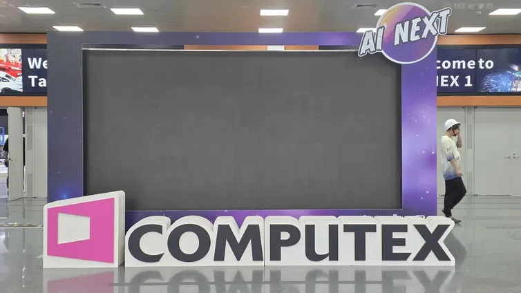 Immagine di Il display principale del COMPUTEX che gira su Windows 7 è la cosa più bella che vedrete oggi